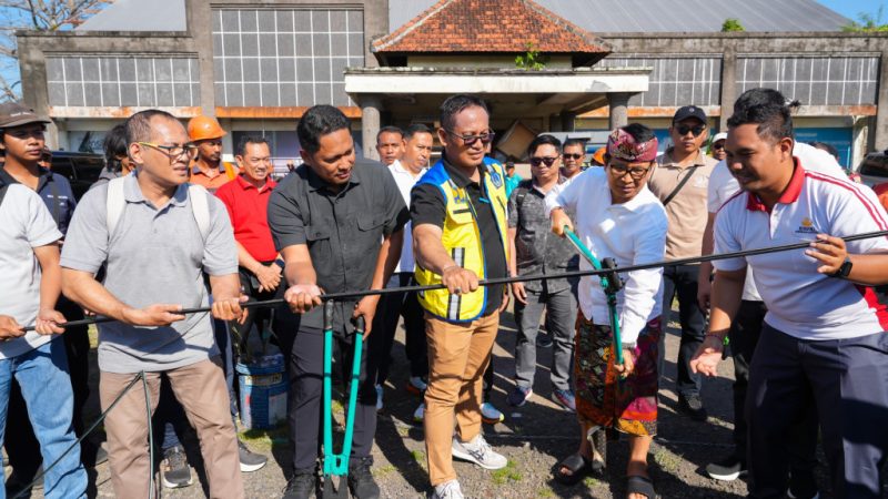 Penurunan dan Pembersihan Kabel Provider di Ruas Jalan Raya Sading-Sempidi