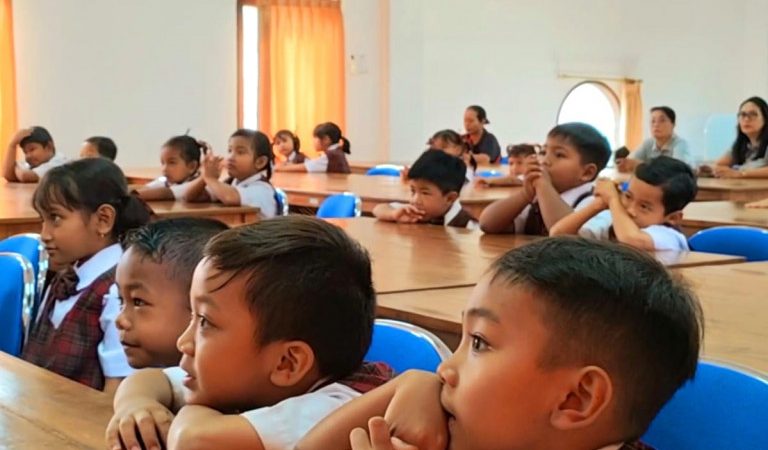 Kembangkan Minat Baca Sejak Dini, TK Widya Kumara Kunjungi Perpustakaan Sastra Mangutama Kabupaten Badung