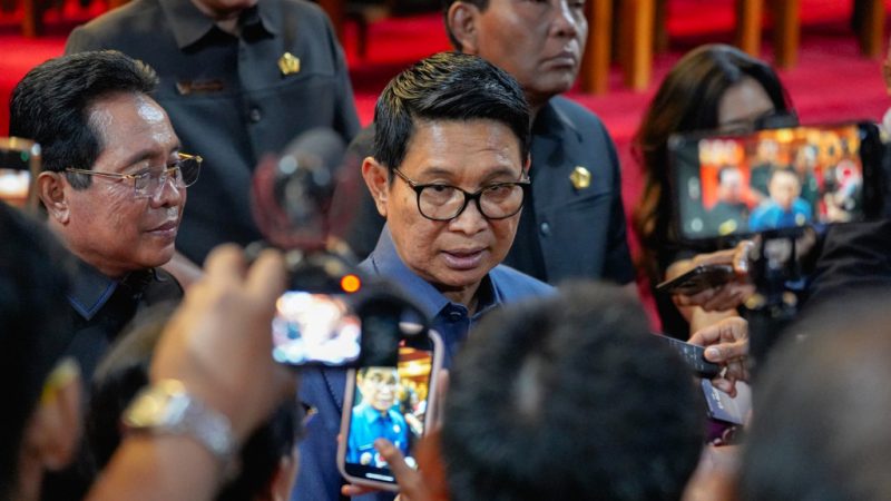 Bupati Adi Arnawa Pastikan Program Reward Lansia Tetap Berjalan