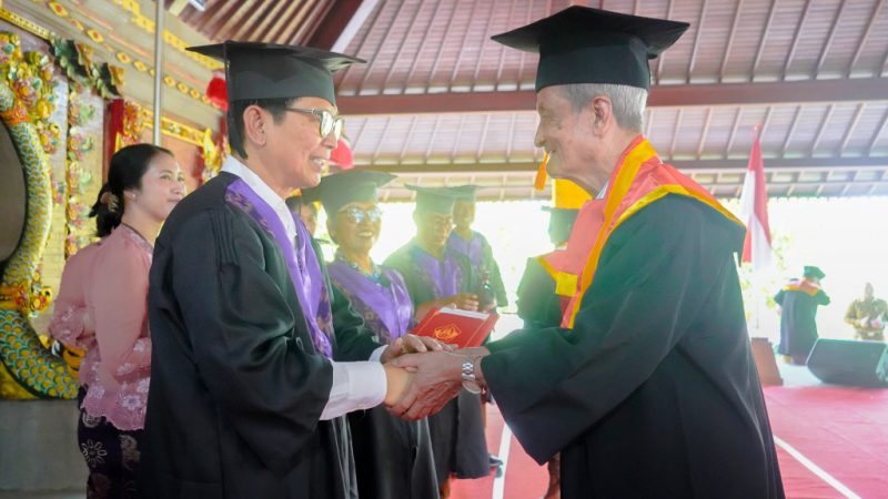 Bupati Adi Arnawa Wisuda Angkatan I Lansia Werdha Winangun Urip Desa Dalung