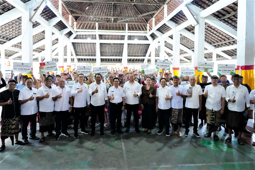 Tuntas! Penyerahan Bantuan Hari Raya Galungan di Kabupaten Badung Giliran Kecamatan Kuta dan Kuta Selatan Terima Bantuan