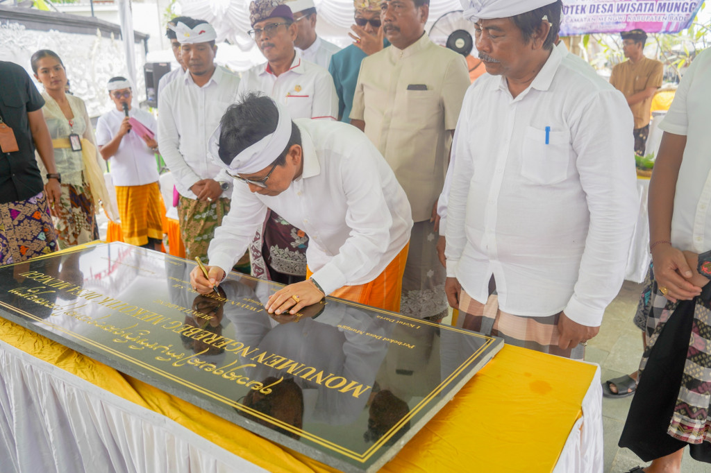 Bupati Adi Arnawa Resmikan Taman Mekotek Desa Wisata Munggu