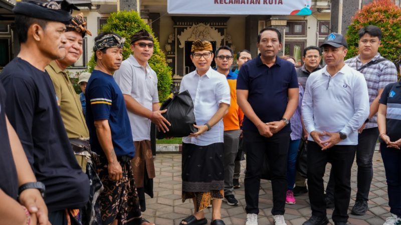 ⁠Bupati Adi Arnawa Salurkan Bantuan Logistik Pasca Bencana Banjir di Kuta