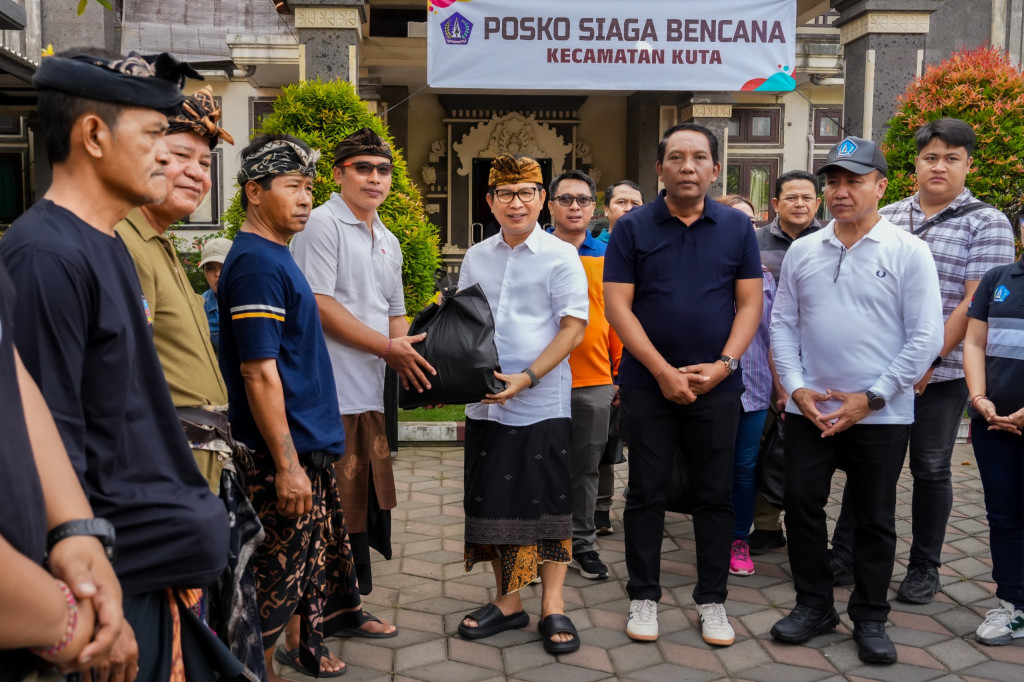 ⁠Bupati Adi Arnawa Salurkan Bantuan Logistik Pasca Bencana Banjir di Kuta