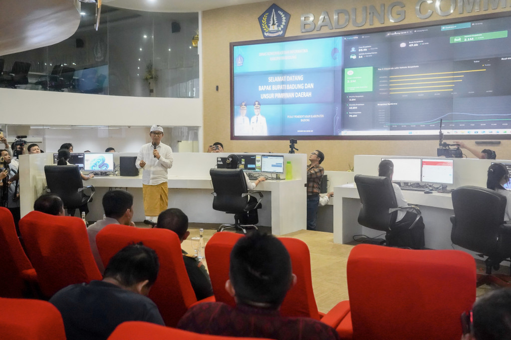 Wujud Komitmen Reformasi Birokrasi Digital di Badung, Adi Arnawa Tinjau Layanan “Kontak Bupati” dan Pengembangan CCTV Analitik