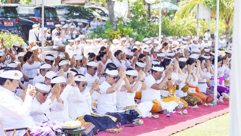 Upacara Pemahayu Jagat Di Pantai Seseh
