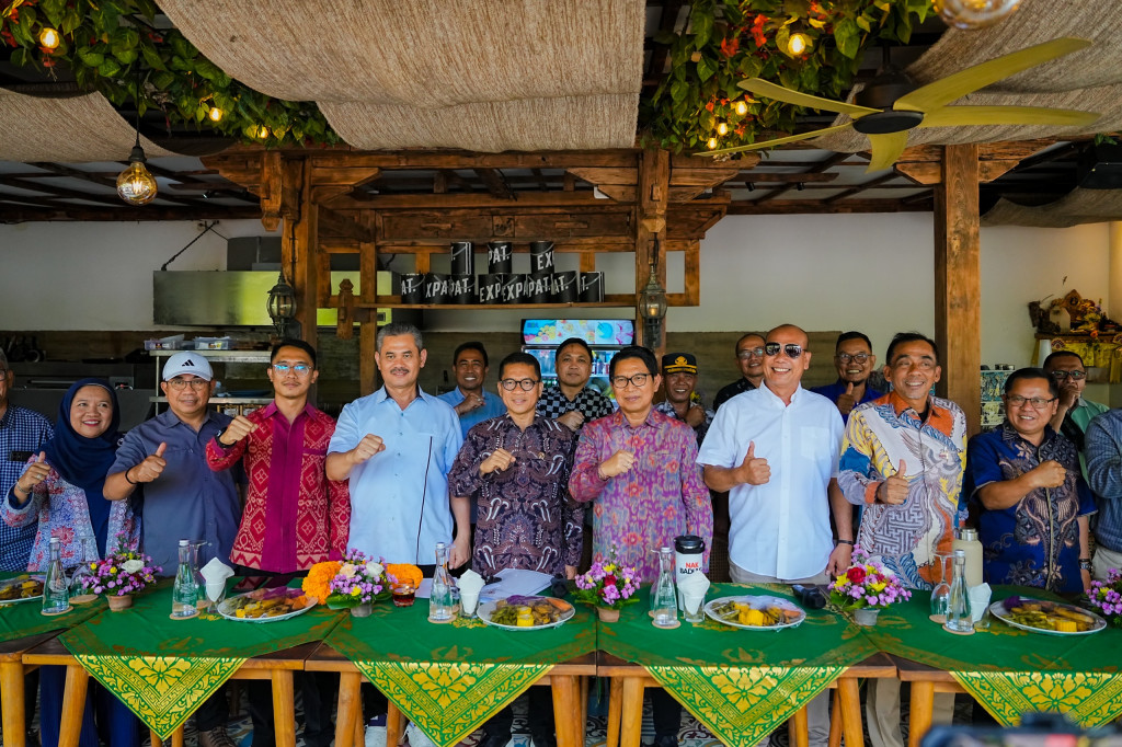Bupati Badung Dampingi Menteri Desa PDT Kunjungi BUMDes Desa Tibubeneng