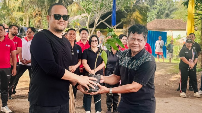 Gotong Royong Semesta Berencana Penanaman Pohon dan Bersih Sampah di Desa Mambal
