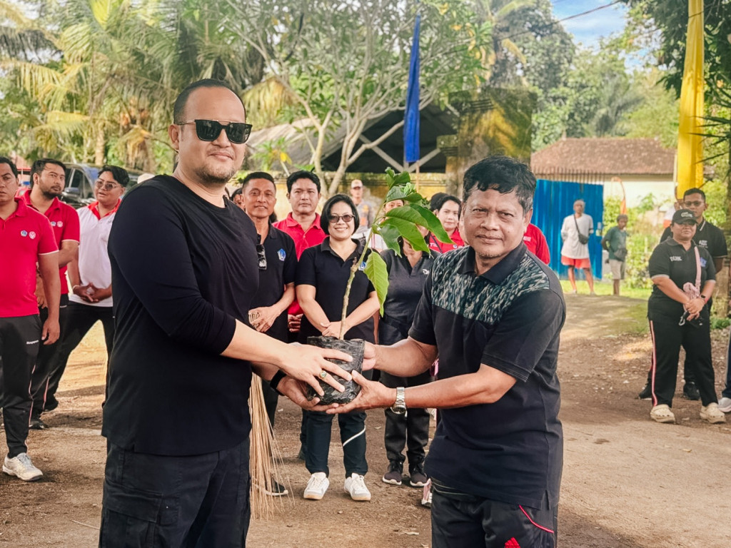 Gotong Royong Semesta Berencana Penanaman Pohon dan Bersih Sampah di Desa Mambal