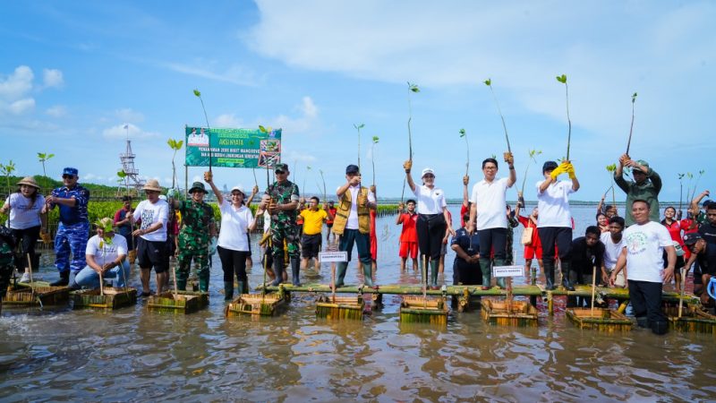 Bupati Adi Arnawa Ikuti Gotong Royong Semesta Berencana Tanam Pohon dan Bersih Sampah