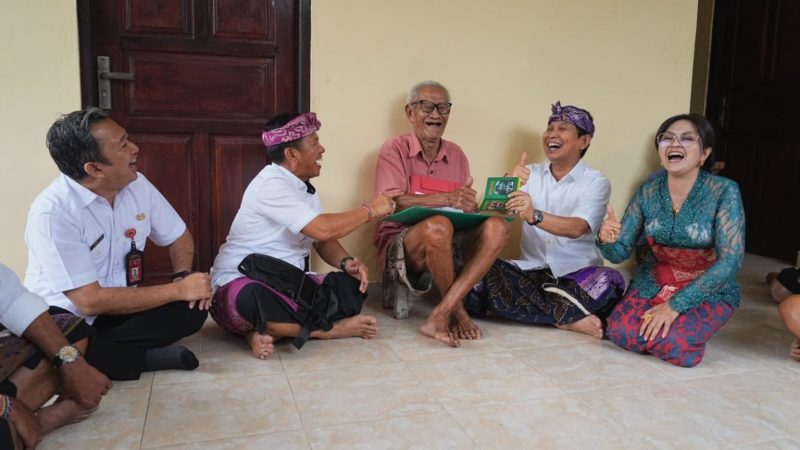 Bupati Badung Serahkan Penghargaan Bagi Lansia yang Melampaui UHH 75 Tahun