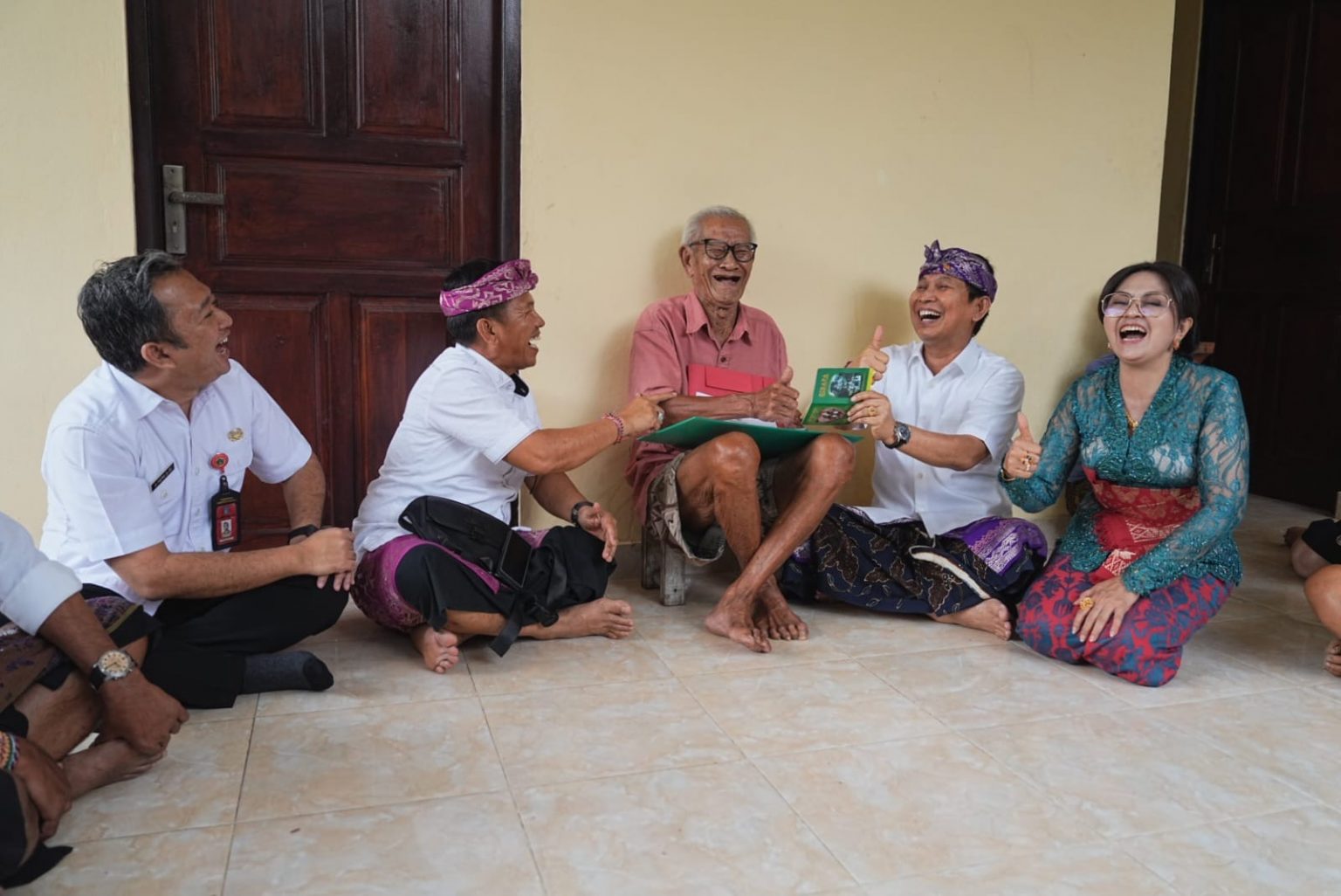 Bupati Badung Serahkan Penghargaan Bagi Lansia yang Melampaui UHH 75 Tahun