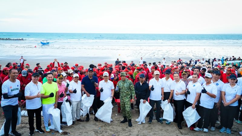 Peringati HPSN 2026, Bupati Badung Pimpin Korve Bersih Sampah di Pantai Kuta