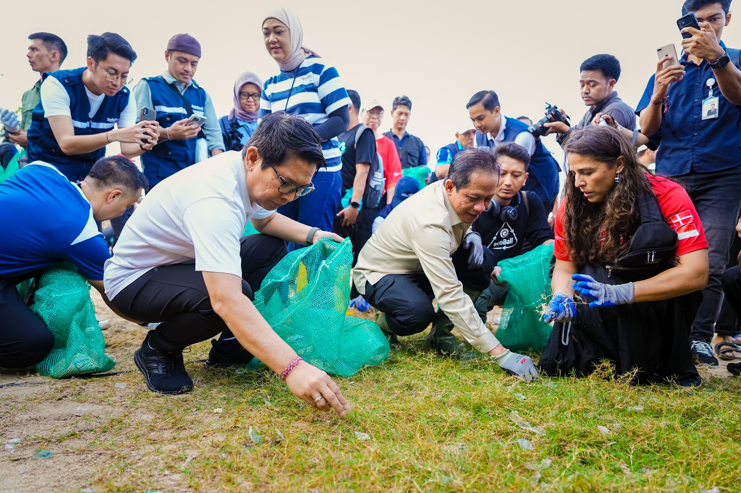 Aksi Bersih Sampah Laut Di Pantai Kedonganan