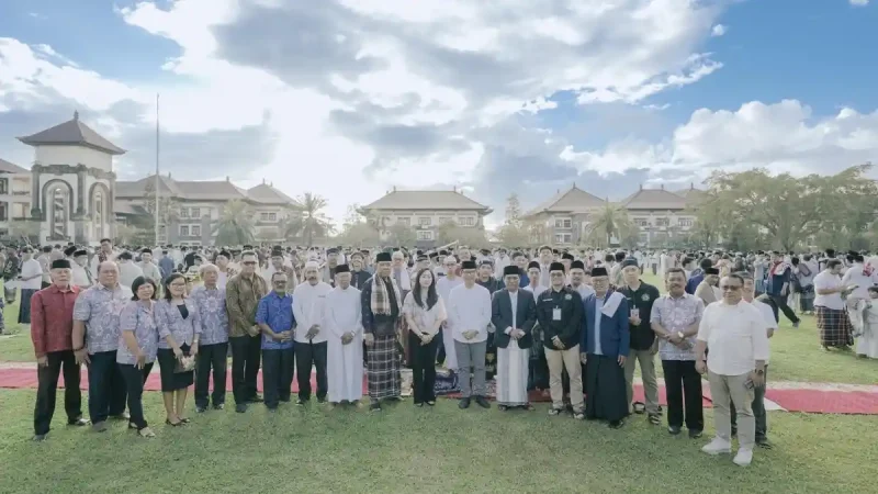 Bupati Adi Arnawa Hadiri Shalat Eid di Puspem Badung