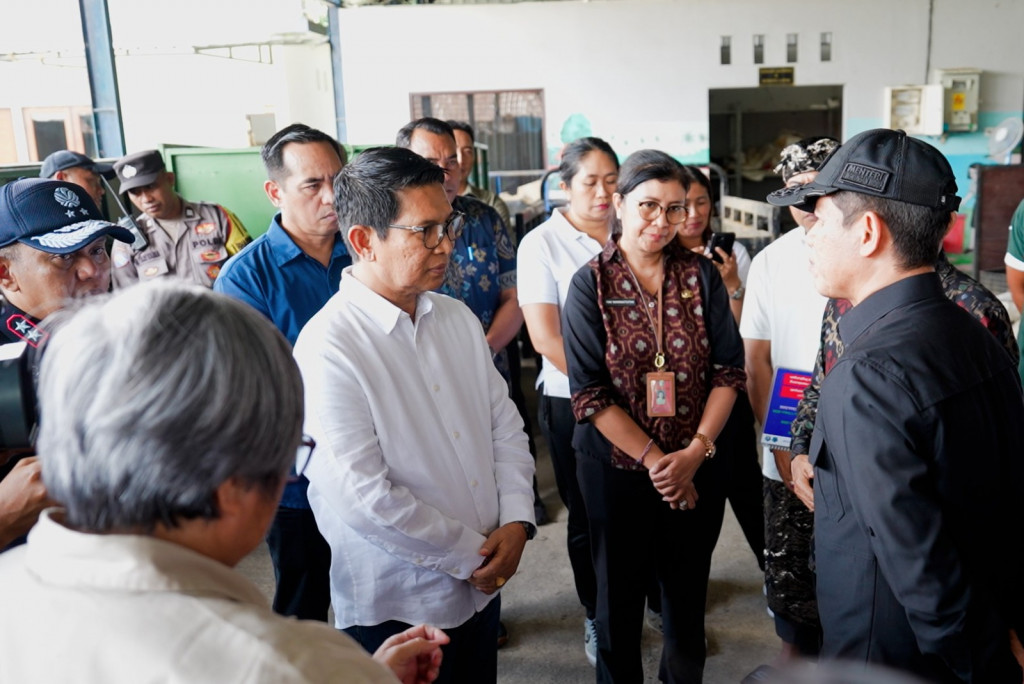 Bupati Badung Bersama Gubernur Bali Dampingi Menteri LH Tinjau TPS3R di Badung