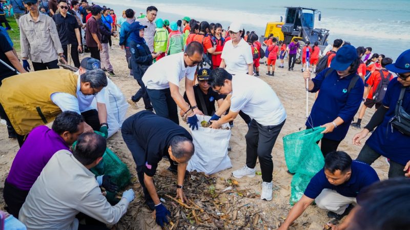 Bupati Adi Arnawa Ikuti Korve Aksi Bersih Sampah di Pantai Jimbaran