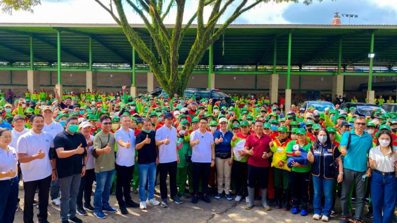 Bupati Serahkan Paket Sembako Kepada Petugas Kebersihan