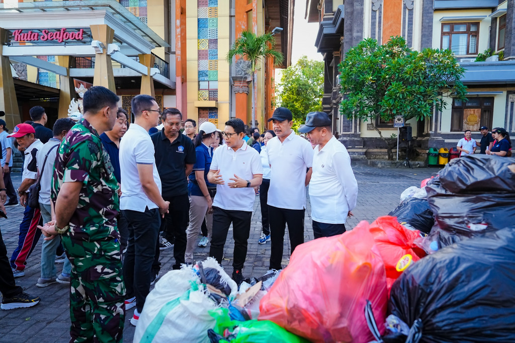 Pastikan Horeka Pilah Sampah, Bupati Badung Turun Langsung ke Kuta