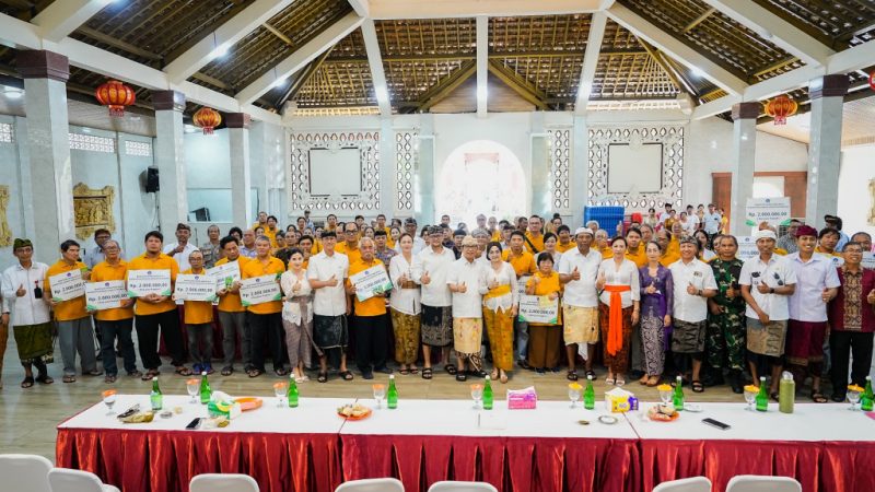 Salurkan Bansos Hari Raya Waisak Untuk Umat Buddha Bupati dan Wabup Badung Gaungkan Moderasi Beragama di Kuta