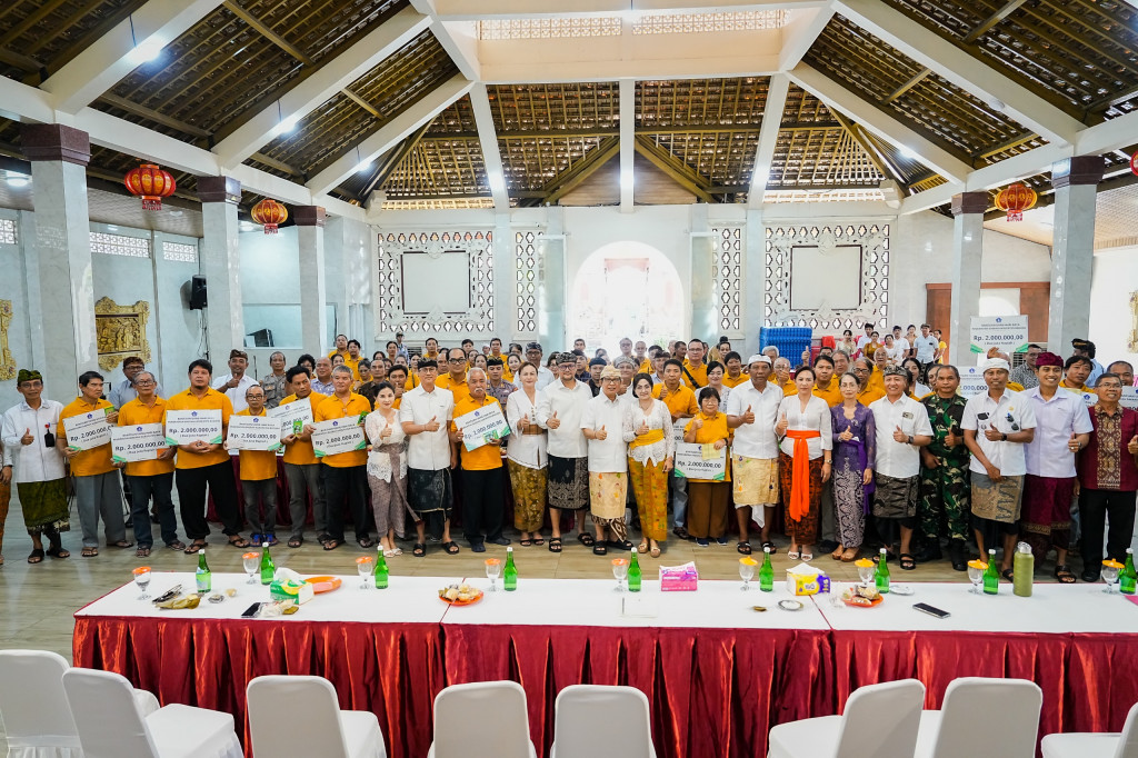 Salurkan Bansos Hari Raya Waisak Untuk Umat Buddha Bupati dan Wabup Badung Gaungkan Moderasi Beragama di Kuta