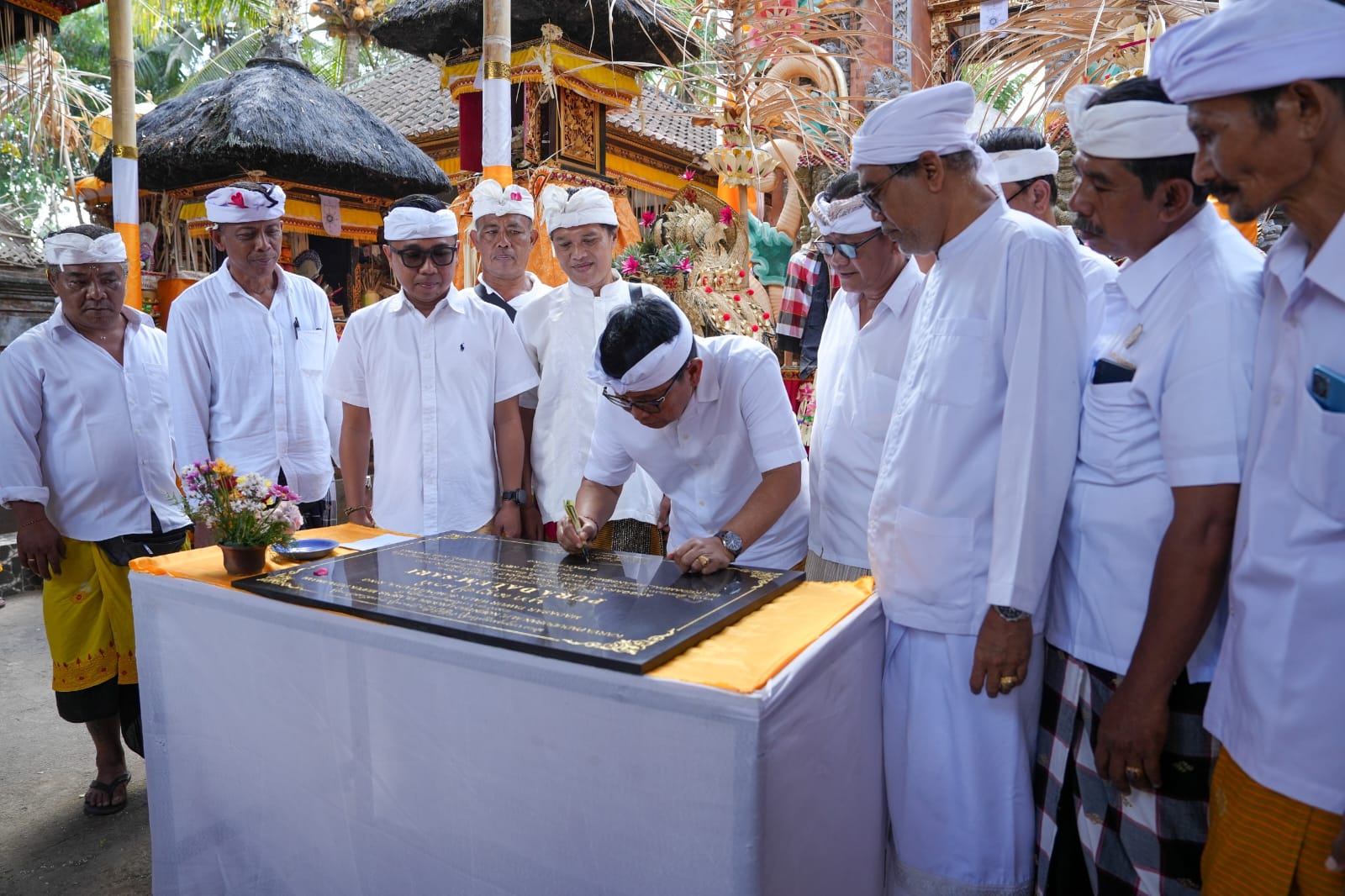 DPRD Badung Dampingi Bupati Hadiri Karya Pedudusan Alit di Pura Dalem Sari Kedampal