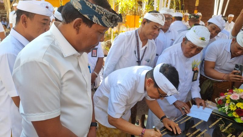 Ketua DPRD Badung I Gst. Anom Gumanti Ngupasaksi Karya Mamungkah di Pura Dalem Kahyangan Tuban
