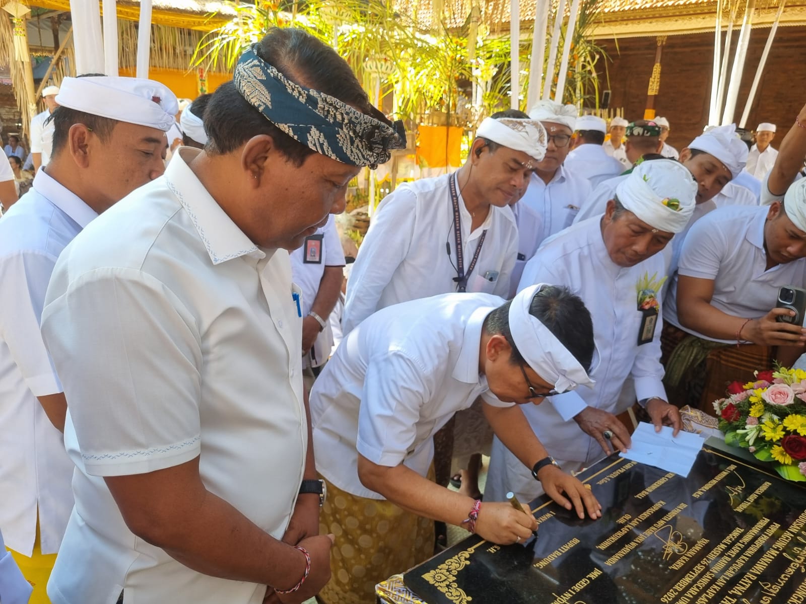 Ketua DPRD Badung I Gst. Anom Gumanti Ngupasaksi Karya Mamungkah di Pura Dalem Kahyangan Tuban